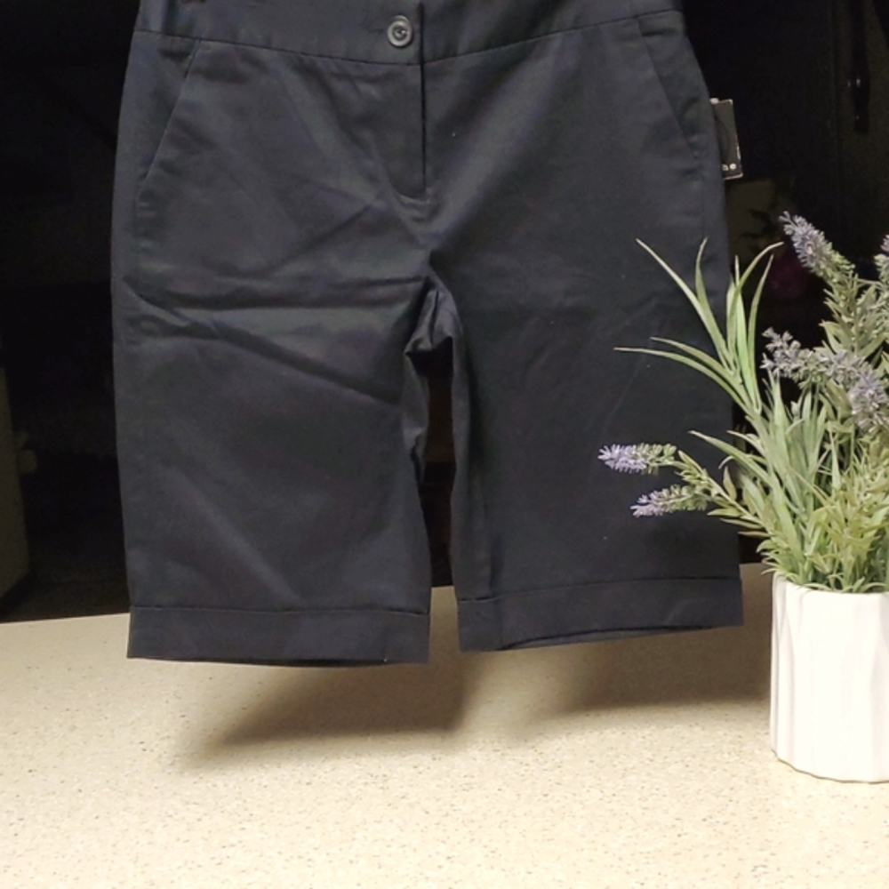 apostrophe Naomi bermuda black short 4 NWT
